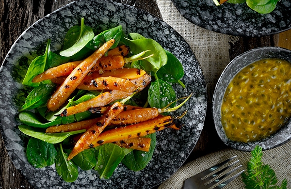 เบบี้แครอตย่างราดน้ำเสาวรส (Grilled Baby Carrot with Passion Fruit) -  Gourmet & Cuisine Magazine