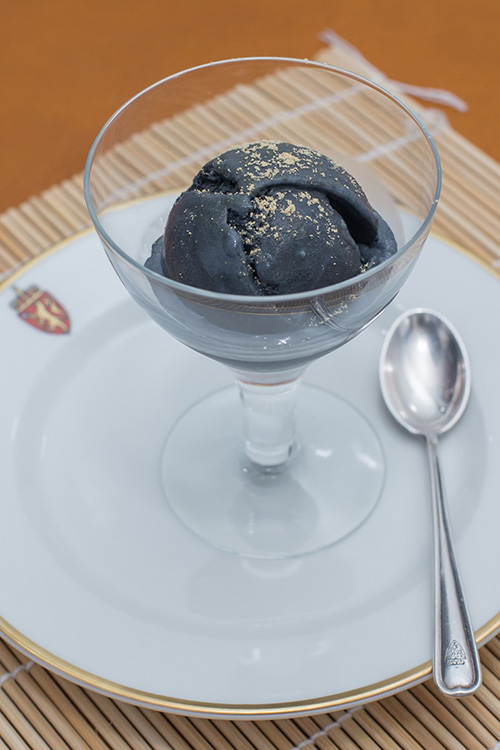 Charcoal ice – cream 