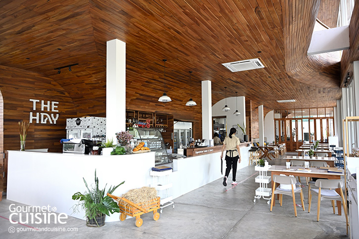 The Hay Equestrian Center & Eatery ขี่ม้าในร้านโปรดของครอบครัว