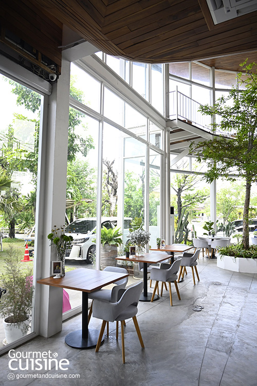 The Hay Equestrian Center & Eatery ขี่ม้าในร้านโปรดของครอบครัว