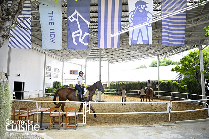 The Hay Equestrian Center & Eatery ขี่ม้าในร้านโปรดของครอบครัว