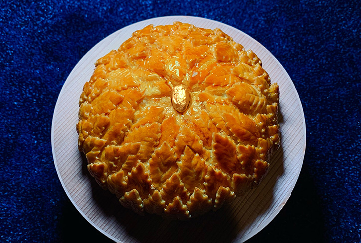 Galette des Rois ขนมเพสตรี้สอดไส้ครีมอัลมอนด์ จาก Blue by Alain Ducasse 