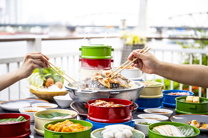 บาร์บีคิวหมูกระทะ ระดับพรีเมียม   ที่ห้องอาหารเทรเดอร์ วิคส์  ริมแม่น้ำเจ้าพระยา 