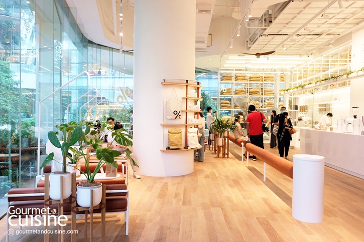 ไปสำรวจ % Arabica Bangkok EmQuartier Roastery สาขาใหม่ที่มาพร้อมโรงคั่วในร้าน