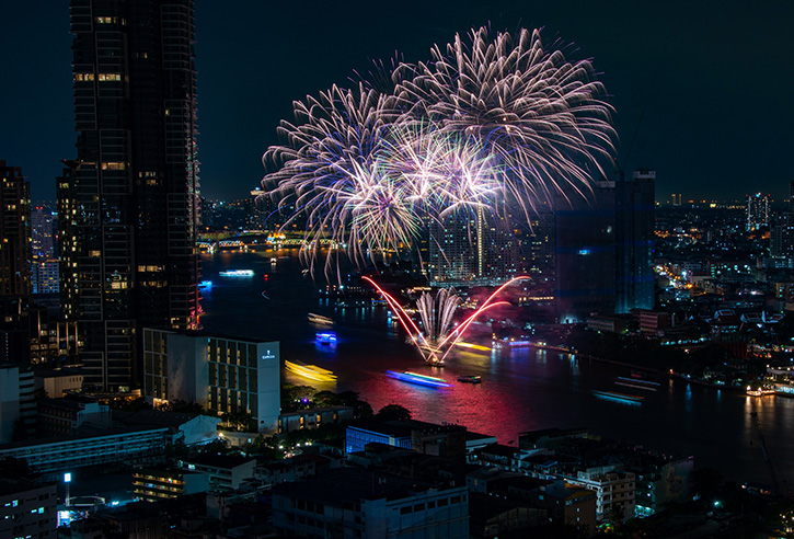 สวัสดีปีใหม่ไทยและฉลองวันหยุดเทศกาลฮีสเตอร์ ริมฝั่งแม่น้ำเจ้าพระยา ณ โรงแรมคาเพลลา กรุงเทพ