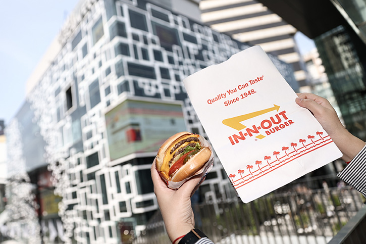 IN-N-OUT Burger เปิดบริการในแบบเอ็กซ์คลูซีฟ ที่ สยามดิสคัฟเวอรี่  สร้างปรากฏการณ์คิวนักชิมแน่นสยาม