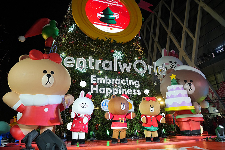 “ใบเฟิร์น-ไอซ์-โบกี้” ฉลองเปิดไฟต้นคริสต์มาสยักษ์ ที่งาน“centralwOrld Embracing Happiness 2023”