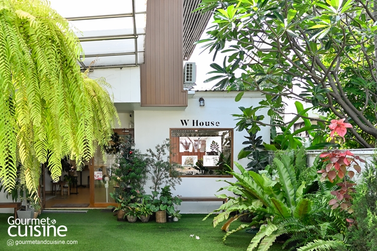 อิ่มอร่อยกับสารพัดเมนูโฮมเมดในบ้านหลังสีขาวอันอบอุ่นที่ W House Cafe and Greenery วิภาวดี 62