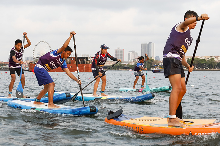 การพายเรือคยัคและบอร์ดยืนพาย เพลิดเพลินไปกับการรับชมลีลาการพายเรือคยัคและบอร์ดยืนพายของเหล่ามืออาชีพทั้งหลายและห้ามพลาดที่จะร่วมลุ้นเชียร์ไม่ให้พวกเขาพลาดตกน้ำ การแข่งเรือชักกะเย่อ สนุกไปกับการชมเกมการแข่งขันพายเรือแบบชักกะเย่อที่มันส์สุดเหวี่ยง และเตรียมหลบน้ำกระเซ็นไว้ให้ดี