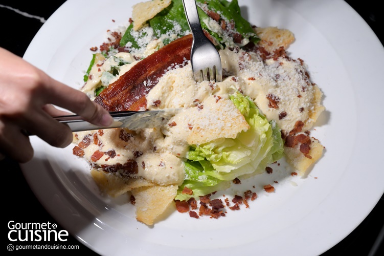 The District Caesar Salad ซีซาร์สลัดในสไตล์ The District Grill Room & Bar ผักกรุบกรอบนานาชนิดเคล้าน้ำสลัดซีซาร์โฮมเมดรสกลมกล่อม