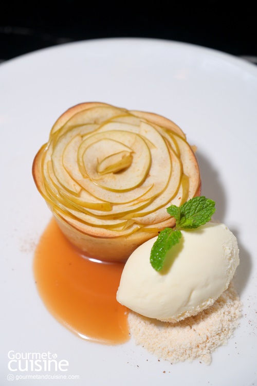 ตบท้ายด้วย Rosette Apple Pie พายแอปเปิ้ลสไตล์โฮมเมดรูปดอกกุหลาบแสนสวย เสิร์ฟเคียงไอศกรีมวานิลลารสหวานมันและครัมเบิ้มกรุบกรอบ