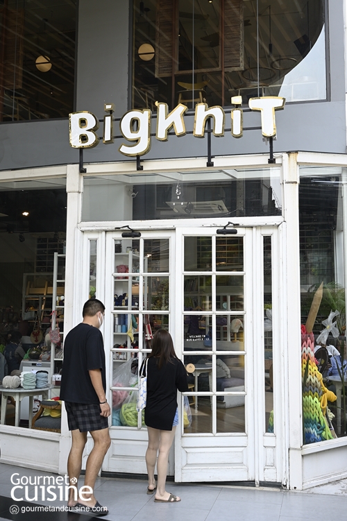 ถักเพลินเจริญอาหารที่ Bigknit Café คาเฟ่กระเป๋าไหมพรมยักษ์สุดฮิต สุขุมวิท 49