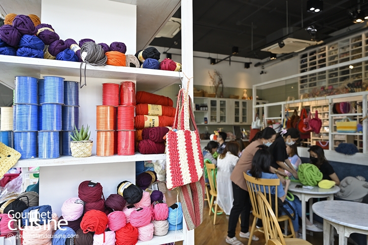 ถักเพลินเจริญอาหารที่ Bigknit Café คาเฟ่กระเป๋าไหมพรมยักษ์สุดฮิต สุขุมวิท 49