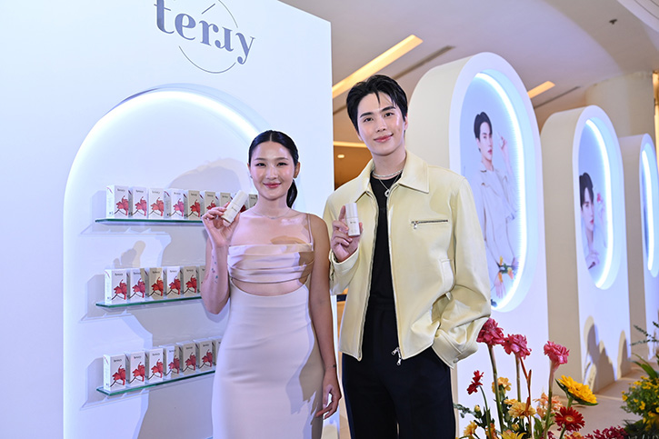 แบรนด์ Terry ควงแขน Terry Friend’s คนล่าสุด ‘อิน – สาริน’  ร่วมแกะกล่องแพ็กเกจใหม่ของ ‘เซรั่ม’ สุดพรีเมียมจาก ‘ดอกดาหลาสีชมพู’