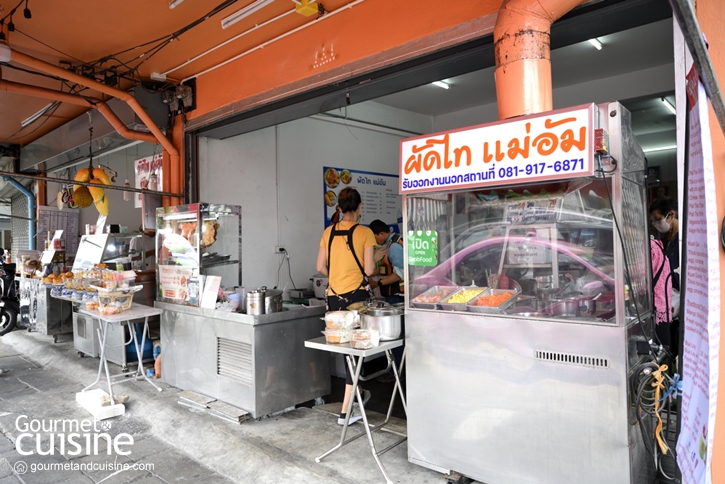 ‘ผัดไท แม่อัม’ ร้านผัดไทยเตาถ่านในตำนานแห่งย่านคลองเตย