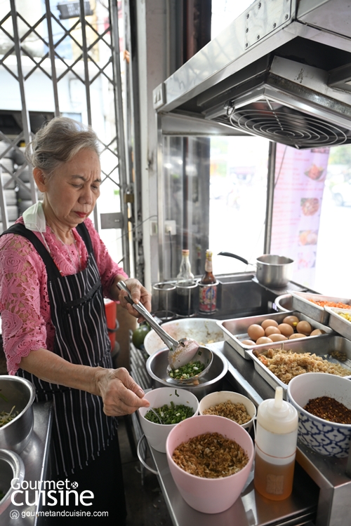 ‘ผัดไท แม่อัม’ ร้านผัดไทยเตาถ่านในตำนานแห่งย่านคลองเตย