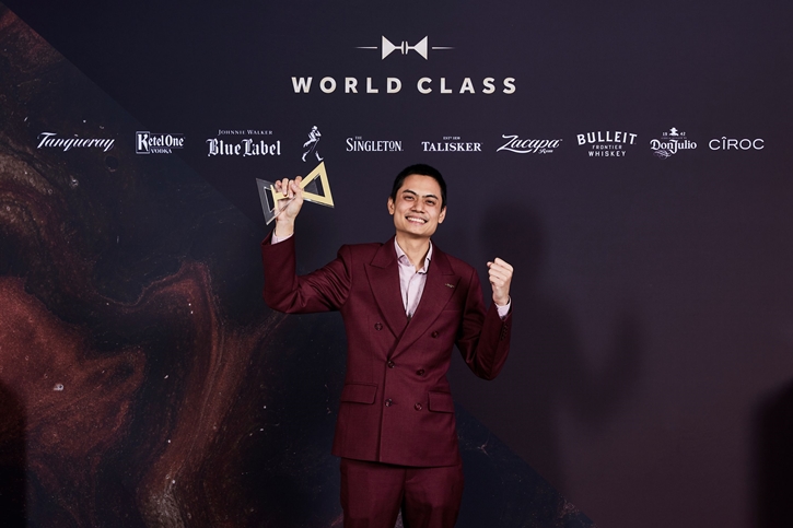 ดิอาจิโอ เวิลด์ คลาส ไทยแลนด์ 2023 (Diageo World Class Thailand 2023) การแข่งขันเพื่อเฟ้นหาสุดยอดบาร์เทนเดอร์ในประเทศไทย จัดโดย บริษัท ดิอาจิโอ โมเอ็ท เฮนเนสซี่ (ประเทศไทย) จำกัด หรือ DMHT ผู้นำด้านเครื่องดื่มแอลกอฮอล์นำเข้าพรีเมียมระดับโลก มายาวนานกว่า 12 ปี ภายใต้การสนับสนุนจากการท่องเที่ยวแห่งประเทศไทย ได้ปิดฉากการแข่งขันลงไปอย่างสวยงาม พร้อมประกาศผลการแข่งขัน โดยภาปุณณ์ บุญรักษาตระกูล บาร์เทนเดอร์จากร้าน Before Dawn เชียงใหม่ สามารถเอาชนะใจกรรมการ คว้ารางวัลชนะเลิศไปครองได้สำเร็จ พร้อมคว้าโอกาสในการเป็นตัวแทนบาร์เทนเดอร์ชาวไทย ไปแข่งขันต่อในระดับโลก กับเวทีดิอาจิโอ เวิลด์ คลาส 2023 (Diageo World Class 2023) ที่จะจัดขึ้น ณ เมืองเซาเปาโล ประเทศบราซิล ในเดือนกันยายนที่จะถึงนี้ มร. ภูนีต นารัง กรรมการผู้จัดการ บริษัท ดิอาจิโอ โมเอ็ท เฮนเนสซี่ (ประเทศไทย) จำกัด หรือ DMHT กล่าวว่า “การแข่งขันดิอาจิโอ เวิลด์ คลาส เป็นเวทีการแข่งขันสำหรับบาร์เทนเดอร์ในระดับสากล และยังเป็นเสมือนพื้นที่ให้บาร์เทนเดอร์ทุกคนได้แสดงฝีมือและแข่งขันในระดับโลก ผู้ชนะจากเวทีนี้ในปีที่ผ่านๆ มา ล้วนมีบทบาทสำคัญที่ช่วยสร้างชื่อเสียงให้ประเทศไทย และขับเคลื่อนเศรษฐกิจของประเทศ ผ่านการมอบประสบการณ์ในการดื่มอันยอดเยี่ยมให้กับนักท่องเที่ยว ทั้งชาวไทยและชาวต่างชาติ ดิอาจิโอ ในฐานะที่เป็นคนสร้างเวทีนี้ขึ้นมา รู้สึกยินดีเป็นอย่างยิ่งที่การแข่งขันของเราได้รับความสนใจอย่างล้นหลามจากบาร์เทนเดอร์ทั่วประเทศ และภูมิใจที่ได้เป็นอีกแรงสนับสนุนให้บาร์เทนเดอร์ไทยไปได้ไกลในระดับโลก” นางพรพรรณ อินทรทัต ผู้อำนวยการกองเผยแพร่โฆษณาต่างประเทศ การท่องเที่ยวแห่งประเทศไทย (ททท.) กล่าวว่า “สถิติด้านการท่องเที่ยวของปีที่ผ่านมา สะท้อนให้เห็นสัญญาณบวกของการฟื้นตัวของการท่องเที่ยวได้เป็นอย่างดี ททท. จึงเดินหน้าส่งเสริมการดำเนินงาน “ปีท่องเที่ยวไทย 2566” สำหรับตลาดในประเทศ และ “Visit Thailand Year 2023: Amazing New Chapters” สำหรับตลาดต่างประเทศอย่างต่อเนื่องจากปี 2565 โดยตั้งเป้าจะส่งมอบคุณค่าและความหมายของการท่องเที่ยวไทยผ่าน Soft Power และการท่องเที่ยวเชิงประสบการณ์ ซึ่งบริการด้านเครื่องดื่มและอาหารของไทยเป็นอีกเครื่องมือหนึ่งที่จะช่วยตอบโจทย์การส่งเสริมการท่องเที่ยวของททท. เราเล็งเห็นว่าบาร์เทนเดอร์ไทยมีความสามารถไม่แพ้ใคร และการแข่งขันที่มีมาตรฐานและได้รับการยอมรับในระดับสากลอย่างดิอาจิโอ เวิลด์ คลาส ไทยแลนด์ ก็เป็นเวทีในการขับเคี่ยวและขัดเกลาฝีมือบาร์เทนเดอร์ไทยให้เฉียบคม ช่วยยกระดับมาตรฐานอุตสาหกรรม และช่วยส่งเสริมภาพลักษณ์การท่องเที่ยวเชิงอาหารของไทยให้แข็งแรงยิ่งขึ้น” ภาปุณณ์ บุญรักษาตระกูล บาร์เทนเดอร์จาก Before Dawn ผู้ชนะเลิศการแข่งขันดิอาจิโอ เวิลด์ คลาส ไทยแลนด์ 2023 กล่าวว่า “การแข่งขันดิอาจิโอ เวิลด์ คลาส เป็นเหมือนเวทีที่เป็นจุดมุ่งหมายของบาร์เทนเดอร์หลายๆ คน ทั้งในแง่ของการเป็นเวทีที่ยอมรับและในแง่ของการเป็นเวทีที่บาร์เทนเดอร์เก่งๆ ในระดับแถวหน้าของไทยหลายคนเคยผ่านมาก่อน ส่วนตัวรู้สึกดีใจและภูมิใจมากที่ความพยายามในการฝึกซ้อมและประสบการณ์ทั้งหมดทำให้สามารถชนะในการแข่งครั้งนี้ได้ เพราะบาร์เทนเดอร์ 236 คนที่มาแข่งในครั้งนี้ ทุกคนเก่งและมีความสามารถมากๆ ต่อไปก็จะพยายามอย่างดีที่สุด ในฐานะตัวแทนประเทศไปแข่งในเวทีระดับโลกต่อไปครับ”   โดยเครื่องดื่มแก้วที่ภาปุณณ์รู้สึกมั่นใจในการแข่งขันครั้งนี้คือเครื่องดื่มที่ทำในการแข่งขันโจทย์ Johnnie Walker Blue Label โดยจากโจทย์ Ritual หรือพิธีกรรม ภาปุณณ์นำเอาการทำยาสมุนไพรจากคุณทวดที่เป็นหมอยาทางภาคเหนือมาเป็นแรงบันดาลใจ และนำสูตรยามาปรับเป็นซีรัปที่ช่วยส่งเสริมและเพิ่มเติมคุณค่าเครื่องดื่ม Johnnie Walker Blue Label ได้เป็นอย่างดี นอกจากภาปุณณ์ซึ่งเป็นผู้ชนะในปีนี้แล้ว ยังมีบาร์เทนเดอร์ที่สามารถคว้ารางวัลจากเวทีดิอาจิโอ เวิลด์ คลาส ไทยแลนด์ 2023 ได้แก่ •	กันตฤทธิ์ ร่วมทองรัตน์ จาก Bar Scofflaws รองชนะเลิศอันดับ 1 •	Ben Jonson Hodges จาก Stella Bar, Capella Hotel BKK รองชนะเลิศอันดับ 2 และผู้ชนะรางวัลโจทย์ Don Julio •	ดนัยพงศ์ ทองแกมแก้ว จาก Salt Society, Centara Reserve Samui รองชนะเลิศอันดับ 3 •	ณัช ศิริจังสกุล จาก Asia Today Bar ผู้ชนะรางวัล Rising Star •	โกศิลป์  ขำจา จาก Firefly , Sindhorn Kempinski ผู้ชนะรางวัลโจทย์ Tanqueray No.10 •	พฤฒ นทีพายัพทิศ จาก Parasite ผู้ชนะรางวัลโจทย์ The Singleton การแข่งขันดิอาจิโอ เวิลด์ คลาส 2023 จะจัดการแข่งขันขึ้นที่เมืองเซาเปาโล ประเทศบราซิลในช่วงเดือนกันยายน 2566 โดยภาปุณณ์จะเป็นตัวแทนบาร์เทนเดอร์ไทยในปีนี้ เข้าร่วมการแข่งขันเพื่อเฟ้นหาสุดยอดบาร์เทนเดอร์ในระดับโลกต่อไป