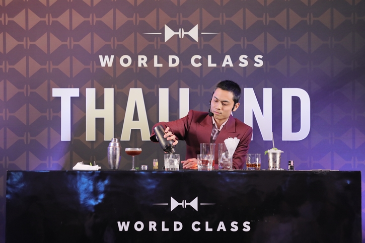 ดิอาจิโอ เวิลด์ คลาส ไทยแลนด์ 2023 (Diageo World Class Thailand 2023) การแข่งขันเพื่อเฟ้นหาสุดยอดบาร์เทนเดอร์ในประเทศไทย จัดโดย บริษัท ดิอาจิโอ โมเอ็ท เฮนเนสซี่ (ประเทศไทย) จำกัด หรือ DMHT ผู้นำด้านเครื่องดื่มแอลกอฮอล์นำเข้าพรีเมียมระดับโลก มายาวนานกว่า 12 ปี ภายใต้การสนับสนุนจากการท่องเที่ยวแห่งประเทศไทย ได้ปิดฉากการแข่งขันลงไปอย่างสวยงาม พร้อมประกาศผลการแข่งขัน โดยภาปุณณ์ บุญรักษาตระกูล บาร์เทนเดอร์จากร้าน Before Dawn เชียงใหม่ สามารถเอาชนะใจกรรมการ คว้ารางวัลชนะเลิศไปครองได้สำเร็จ พร้อมคว้าโอกาสในการเป็นตัวแทนบาร์เทนเดอร์ชาวไทย ไปแข่งขันต่อในระดับโลก กับเวทีดิอาจิโอ เวิลด์ คลาส 2023 (Diageo World Class 2023) ที่จะจัดขึ้น ณ เมืองเซาเปาโล ประเทศบราซิล ในเดือนกันยายนที่จะถึงนี้ มร. ภูนีต นารัง กรรมการผู้จัดการ บริษัท ดิอาจิโอ โมเอ็ท เฮนเนสซี่ (ประเทศไทย) จำกัด หรือ DMHT กล่าวว่า “การแข่งขันดิอาจิโอ เวิลด์ คลาส เป็นเวทีการแข่งขันสำหรับบาร์เทนเดอร์ในระดับสากล และยังเป็นเสมือนพื้นที่ให้บาร์เทนเดอร์ทุกคนได้แสดงฝีมือและแข่งขันในระดับโลก ผู้ชนะจากเวทีนี้ในปีที่ผ่านๆ มา ล้วนมีบทบาทสำคัญที่ช่วยสร้างชื่อเสียงให้ประเทศไทย และขับเคลื่อนเศรษฐกิจของประเทศ ผ่านการมอบประสบการณ์ในการดื่มอันยอดเยี่ยมให้กับนักท่องเที่ยว ทั้งชาวไทยและชาวต่างชาติ ดิอาจิโอ ในฐานะที่เป็นคนสร้างเวทีนี้ขึ้นมา รู้สึกยินดีเป็นอย่างยิ่งที่การแข่งขันของเราได้รับความสนใจอย่างล้นหลามจากบาร์เทนเดอร์ทั่วประเทศ และภูมิใจที่ได้เป็นอีกแรงสนับสนุนให้บาร์เทนเดอร์ไทยไปได้ไกลในระดับโลก” นางพรพรรณ อินทรทัต ผู้อำนวยการกองเผยแพร่โฆษณาต่างประเทศ การท่องเที่ยวแห่งประเทศไทย (ททท.) กล่าวว่า “สถิติด้านการท่องเที่ยวของปีที่ผ่านมา สะท้อนให้เห็นสัญญาณบวกของการฟื้นตัวของการท่องเที่ยวได้เป็นอย่างดี ททท. จึงเดินหน้าส่งเสริมการดำเนินงาน “ปีท่องเที่ยวไทย 2566” สำหรับตลาดในประเทศ และ “Visit Thailand Year 2023: Amazing New Chapters” สำหรับตลาดต่างประเทศอย่างต่อเนื่องจากปี 2565 โดยตั้งเป้าจะส่งมอบคุณค่าและความหมายของการท่องเที่ยวไทยผ่าน Soft Power และการท่องเที่ยวเชิงประสบการณ์ ซึ่งบริการด้านเครื่องดื่มและอาหารของไทยเป็นอีกเครื่องมือหนึ่งที่จะช่วยตอบโจทย์การส่งเสริมการท่องเที่ยวของททท. เราเล็งเห็นว่าบาร์เทนเดอร์ไทยมีความสามารถไม่แพ้ใคร และการแข่งขันที่มีมาตรฐานและได้รับการยอมรับในระดับสากลอย่างดิอาจิโอ เวิลด์ คลาส ไทยแลนด์ ก็เป็นเวทีในการขับเคี่ยวและขัดเกลาฝีมือบาร์เทนเดอร์ไทยให้เฉียบคม ช่วยยกระดับมาตรฐานอุตสาหกรรม และช่วยส่งเสริมภาพลักษณ์การท่องเที่ยวเชิงอาหารของไทยให้แข็งแรงยิ่งขึ้น” ภาปุณณ์ บุญรักษาตระกูล บาร์เทนเดอร์จาก Before Dawn ผู้ชนะเลิศการแข่งขันดิอาจิโอ เวิลด์ คลาส ไทยแลนด์ 2023 กล่าวว่า “การแข่งขันดิอาจิโอ เวิลด์ คลาส เป็นเหมือนเวทีที่เป็นจุดมุ่งหมายของบาร์เทนเดอร์หลายๆ คน ทั้งในแง่ของการเป็นเวทีที่ยอมรับและในแง่ของการเป็นเวทีที่บาร์เทนเดอร์เก่งๆ ในระดับแถวหน้าของไทยหลายคนเคยผ่านมาก่อน ส่วนตัวรู้สึกดีใจและภูมิใจมากที่ความพยายามในการฝึกซ้อมและประสบการณ์ทั้งหมดทำให้สามารถชนะในการแข่งครั้งนี้ได้ เพราะบาร์เทนเดอร์ 236 คนที่มาแข่งในครั้งนี้ ทุกคนเก่งและมีความสามารถมากๆ ต่อไปก็จะพยายามอย่างดีที่สุด ในฐานะตัวแทนประเทศไปแข่งในเวทีระดับโลกต่อไปครับ”   โดยเครื่องดื่มแก้วที่ภาปุณณ์รู้สึกมั่นใจในการแข่งขันครั้งนี้คือเครื่องดื่มที่ทำในการแข่งขันโจทย์ Johnnie Walker Blue Label โดยจากโจทย์ Ritual หรือพิธีกรรม ภาปุณณ์นำเอาการทำยาสมุนไพรจากคุณทวดที่เป็นหมอยาทางภาคเหนือมาเป็นแรงบันดาลใจ และนำสูตรยามาปรับเป็นซีรัปที่ช่วยส่งเสริมและเพิ่มเติมคุณค่าเครื่องดื่ม Johnnie Walker Blue Label ได้เป็นอย่างดี นอกจากภาปุณณ์ซึ่งเป็นผู้ชนะในปีนี้แล้ว ยังมีบาร์เทนเดอร์ที่สามารถคว้ารางวัลจากเวทีดิอาจิโอ เวิลด์ คลาส ไทยแลนด์ 2023 ได้แก่ •	กันตฤทธิ์ ร่วมทองรัตน์ จาก Bar Scofflaws รองชนะเลิศอันดับ 1 •	Ben Jonson Hodges จาก Stella Bar, Capella Hotel BKK รองชนะเลิศอันดับ 2 และผู้ชนะรางวัลโจทย์ Don Julio •	ดนัยพงศ์ ทองแกมแก้ว จาก Salt Society, Centara Reserve Samui รองชนะเลิศอันดับ 3 •	ณัช ศิริจังสกุล จาก Asia Today Bar ผู้ชนะรางวัล Rising Star •	โกศิลป์  ขำจา จาก Firefly , Sindhorn Kempinski ผู้ชนะรางวัลโจทย์ Tanqueray No.10 •	พฤฒ นทีพายัพทิศ จาก Parasite ผู้ชนะรางวัลโจทย์ The Singleton การแข่งขันดิอาจิโอ เวิลด์ คลาส 2023 จะจัดการแข่งขันขึ้นที่เมืองเซาเปาโล ประเทศบราซิลในช่วงเดือนกันยายน 2566 โดยภาปุณณ์จะเป็นตัวแทนบาร์เทนเดอร์ไทยในปีนี้ เข้าร่วมการแข่งขันเพื่อเฟ้นหาสุดยอดบาร์เทนเดอร์ในระดับโลกต่อไป