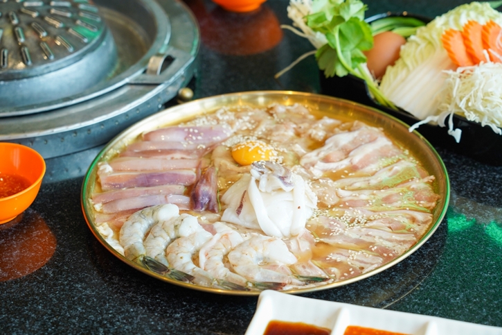 ไอคอนสยาม ชวนเช็คอินความอร่อยกับร้าน “หมูกระทะคนรวย” ร้านปิ้งย่างสไตล์ไทยคอนเซ็ปต์ล้ำ รสชาติโดนใจคนทุกรุ่น