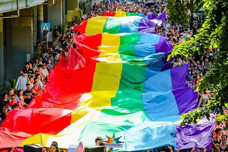 เซ็นทรัลเวิลด์ แลนด์มาร์กฟินาเล่สุดยิ่งใหญ่ ต้อนรับขบวน Bangkok Pride 2023 รวมเหล่า LGBTQIAN+ กว่า 25,000 ชีวิต โบกสะบัดธงสีรุ้งยาวที่สุดในไทย