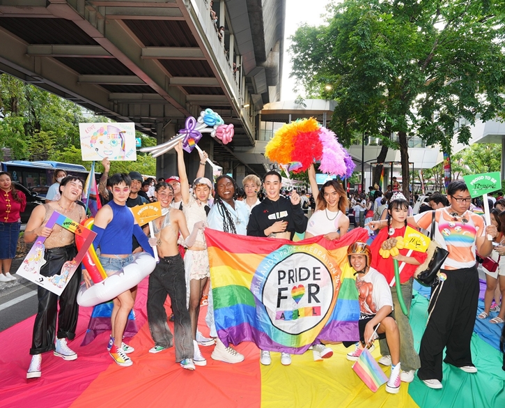 เซ็นทรัลเวิลด์ แลนด์มาร์กฟินาเล่สุดยิ่งใหญ่ ต้อนรับขบวน Bangkok Pride 2023  รวมเหล่า LGBTQIAN+ โบกสะบัดธงสีรุ้ง