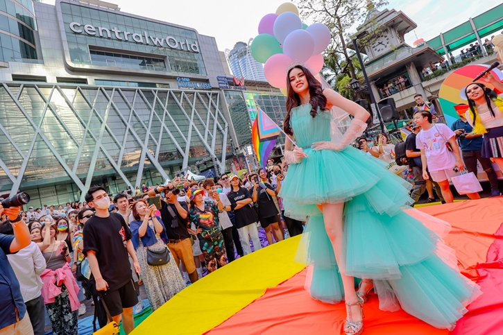 เซ็นทรัลเวิลด์ แลนด์มาร์กฟินาเล่สุดยิ่งใหญ่ ต้อนรับขบวน Bangkok Pride 2023  รวมเหล่า LGBTQIAN+ โบกสะบัดธงสีรุ้ง