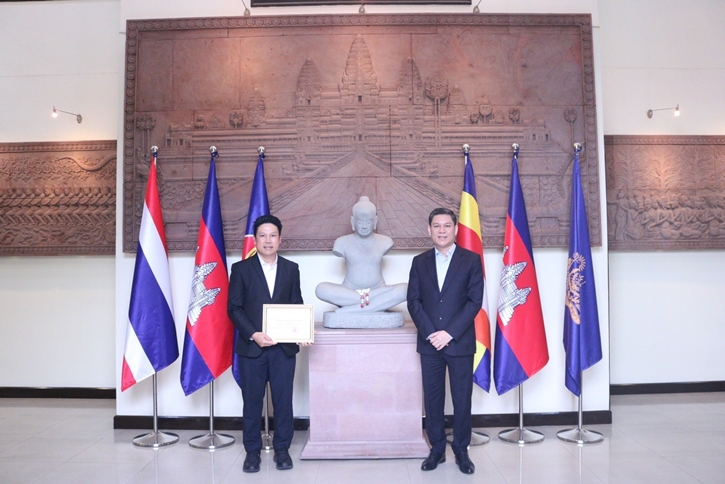 ทูตกัมพูชามอบประกาศนียบัตรเชิดชูซีพีเอฟในฐานะองค์กรที่ปฏฺิบัติต่อแรงงานชาวกัมพูชาอย่างเสมอภาคและเท่าเทียม