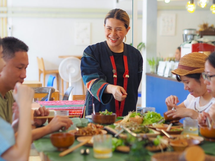 กินข้าวด้วยกัน “ห่อจาจามะ” ในแบบเรียบง่ายสไตล์ของชาวอาข่า