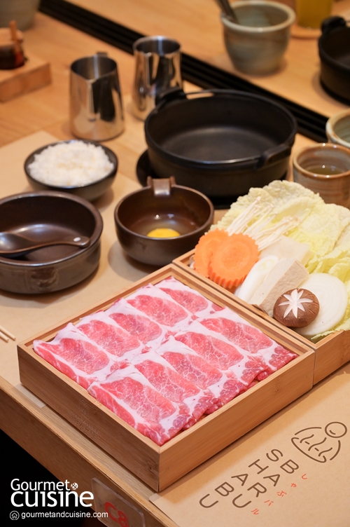 กินชาบูคนเดียวแบบไม่เขิน Shabu Baru (ชาบู บารุ) ร้านชาบูสไตล์ญี่ปุ่นกับสาขาใหม่ ชั้น 3 เซ็นทรัล เอ็มบาสซี ชื่อร้าน Shabu Baru นั้นมาจากคำว่าบาร์ ไฮไลต์จึงเป็นเมนูชาบู-ชาบูและสุกี้ยากี้ในหม้อเดี่ยวส่วนตัว ให้ทุกคนนั่งเอนจอยกับมื้อโปรดได้แบบไม่เหงา