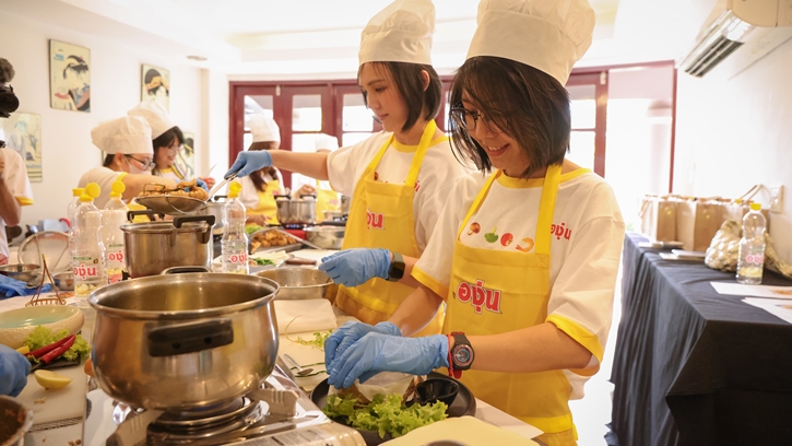 น้ำมันถั่วเหลืองตราองุ่นจัดกิจกรรม Cooking Class สุด Exclusive  พร้อมชวน “แพทตี้ อังศุมาลิน” มาร่วมส่งต่อความอร่อยจากรุ่นสู่รุ่น