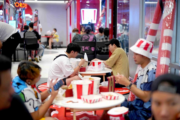 ที่เดียวในโลก! ที่ KFC ชวนฉลอง ให้ปูเสื่อเปิดตี้แบบกันเอง  กับ “KFC รวมมิตรบักเก็ต”