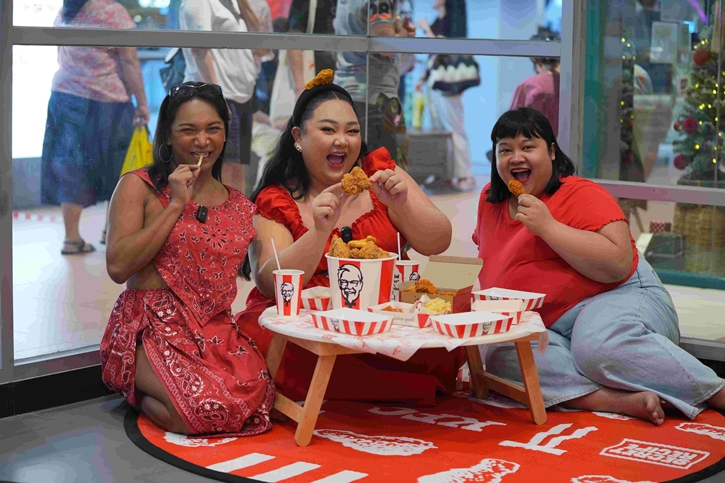 ที่เดียวในโลก! ที่ KFC ชวนฉลอง ให้ปูเสื่อเปิดตี้แบบกันเอง  กับ “KFC รวมมิตรบักเก็ต”