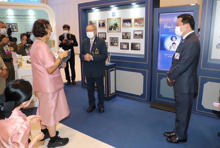 สมเด็จพระกนิษฐาธิราชเจ้า กรมสมเด็จพระเทพรัตนราชสุดา ฯ  ทอดพระเนตรนิทรรศการหนังสือ “ชีวิตนี้ชะตาลิขิต ดร.สุเมธ ตันติเวชกุล”  และ “บันทึก นึกอร่อย ท่านผู้หญิงประสานสุข ตันติเวชกุล” 