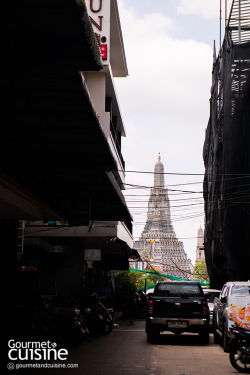 แสงท่าเตียน ร้านอาหารไทยจองคิวยาก ที่นำเสนออาหารรสมือแม่ในวันวาน