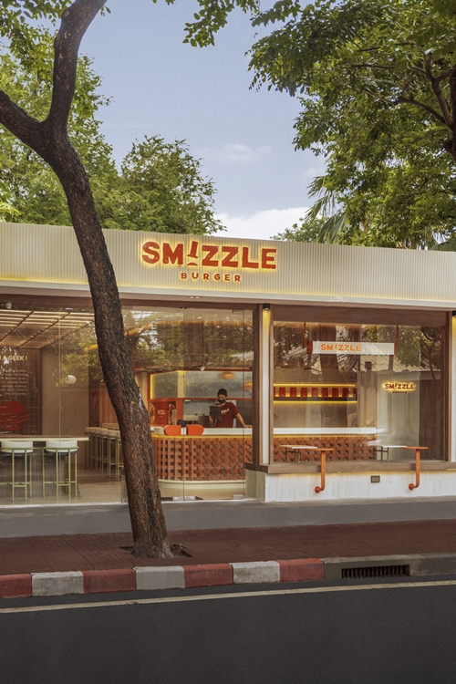 Smizzle Burger เปิดตัวสาขาใหม่แบบ Full Concept ใจกลางอารีย์ พร้อมมอบประสบการณ์การทานสแมชเบอร์เกอร์คุณภาพเยี่ยมไม่ซ้ำใคร