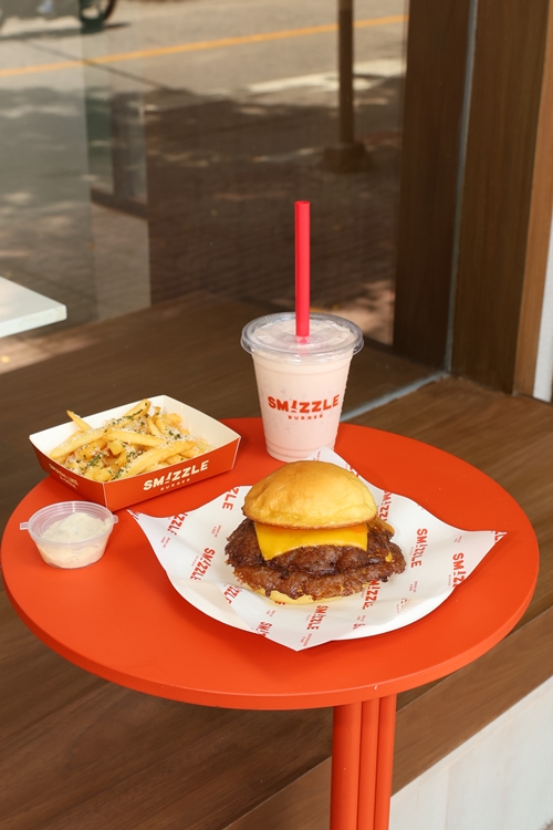 Smizzle Burger เปิดตัวสาขาใหม่แบบ Full Concept ใจกลางอารีย์ พร้อมมอบประสบการณ์การทานสแมชเบอร์เกอร์คุณภาพเยี่ยมไม่ซ้ำใคร