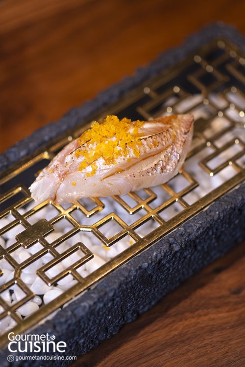 บนชั้น 4 ของอาคาร SAM-ED มีร้านโอมากาเสะมาเปิดใหม่อย่าง Mizuki Omakase ร้านที่จะพาทุกคนไปเพลิดเพลินกับความอร่อยกับวัตถุดิบชั้นเลิศผ่านคอนเซ็ปต์ 'พระจันทร์สะท้อนน้ำ'