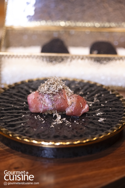 บนชั้น 4 ของอาคาร SAM-ED มีร้านโอมากาเสะมาเปิดใหม่อย่าง Mizuki Omakase ร้านที่จะพาทุกคนไปเพลิดเพลินกับความอร่อยกับวัตถุดิบชั้นเลิศผ่านคอนเซ็ปต์ 'พระจันทร์สะท้อนน้ำ'