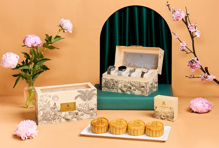 เฉลิมฉลองเทศกาลไหว้พระจันทร์ไปกับ EXQUISITE MOONCAKES กับแพ็คเกจกล่องนาฬิกาสุดหรูหราลายนกยูงจากโรงแรมเดอะ เซนต์ รีจิส กรุงเทพฯ 