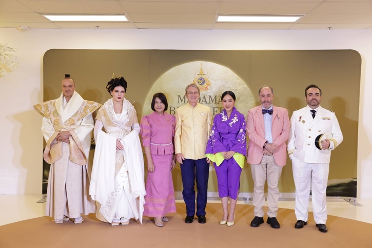 เนื่องในโอกาสพระราชพิธีมหามงคลเฉลิมพระชนมพรรษา 6 รอบ สำนักนายกรัฐมนตรี ร่วมกับมูลนิธิรอยัลแบงค์คอกซิมโฟนีออร์เคสตร้า ร่วมสรรเสริญพระบารมี จัดการแสดงเฉลิมพระเกียรติพระบาทสมเด็จพระเจ้าอยู่หัว