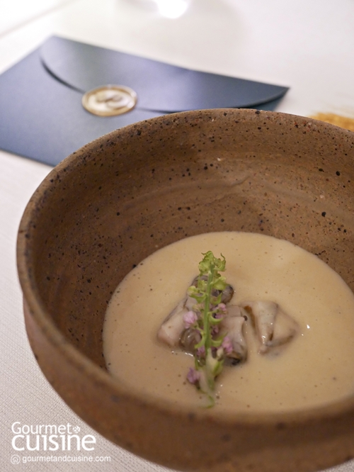 ร้านอาหาร Michelin Star 1 ดาว ปี 2024 Restaurant Resonance ของเชฟญี่ปุ่นผู้ค้นหาประสบการณ์การทำอาหารมาในหลายๆ ประเทศ “เชฟชุน” ชุนสุเกะ ชิโมมุระ (Shunsuke Shimomura) มากความสามารถถึงขั้นเคยทำตำแหน่ง R&D Chef ให้ร้าน Gaggan อันโด่งดังมาแล้ว