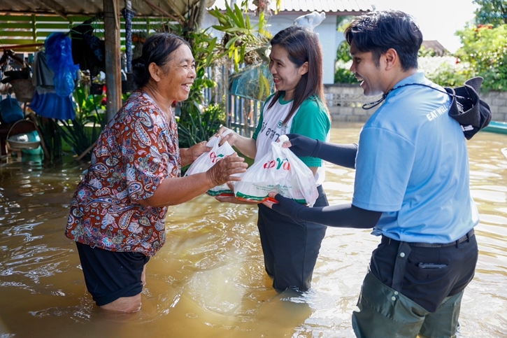 ซีพีแรม - เชฟแคร์ส - เครือเจริญโภคภัณฑ์ ยังคงยืนหยัดเคียงข้างคนไทยฝ่าวิกฤตน้ำท่วมหนัก “เชียงราย” ตั้งครัวกลาง - มอบอาหารกล่องพร้อมทาน บรรเทาความเดือดร้อนผู้ประสบภัยน้ำท่วม 