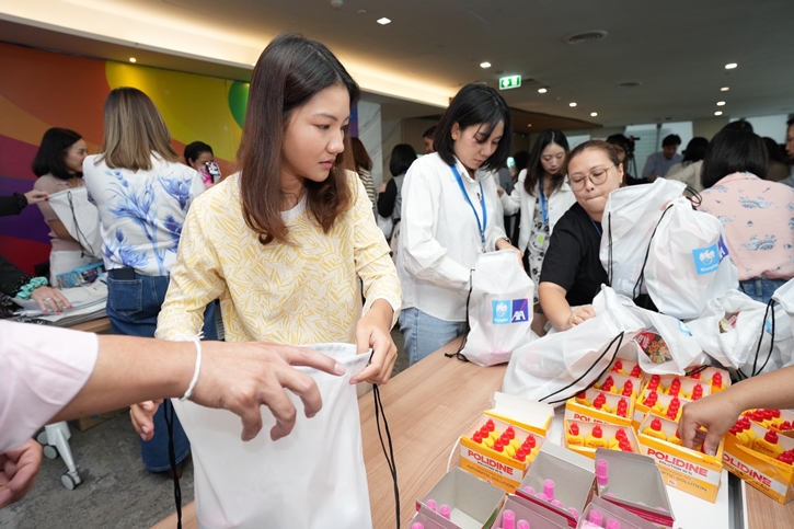 กรุงไทย–แอกซ่า ประกันชีวิต รวมพลังจิตอาสา ปันน้ำใจช่วยเหลือผู้ประสบภัยน้ำท่วม ร่วมบรรจุถุงยังชีพ จำนวน 1,000 ชุด  และส่งมอบน้ำดื่ม จำนวน 2,000 ขวด