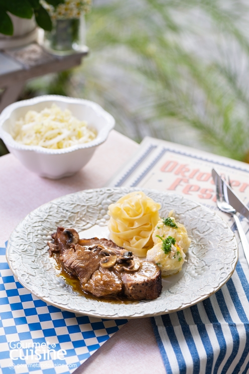 สันคอหมูอบเสิร์ฟกับคนูเดิลและสลัดเคราท์ (Schweinebraten mit Knödel und Krautsalat) โฮมเมดสุดหรูฉบับชาวเยอรมัน