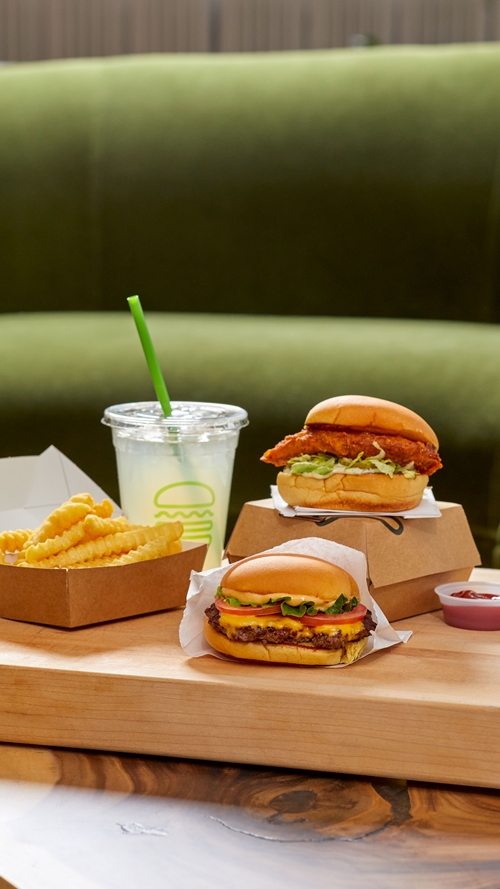 Shake Shack เตรียมเผยโฉมสาขาที่ 4 ในกรุงเทพฯ ณ One Bangkok พร้อมเปิดตัว “The Neighborhood Enrichment Campaign”