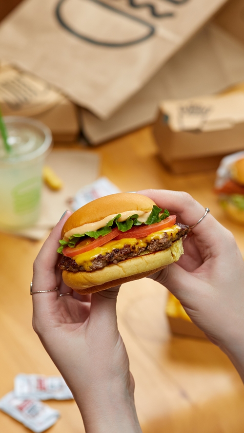 Shake Shack เตรียมเผยโฉมสาขาที่ 4 ในกรุงเทพฯ ณ One Bangkok พร้อมเปิดตัว “The Neighborhood Enrichment Campaign”