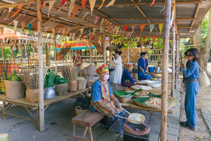 เยือนถิ่นอีสาน สัมผัสงานศิลป์สุดอลังการกลางทุ่งดอกไม้ ที่ จิม ทอมป์สัน ฟาร์ม