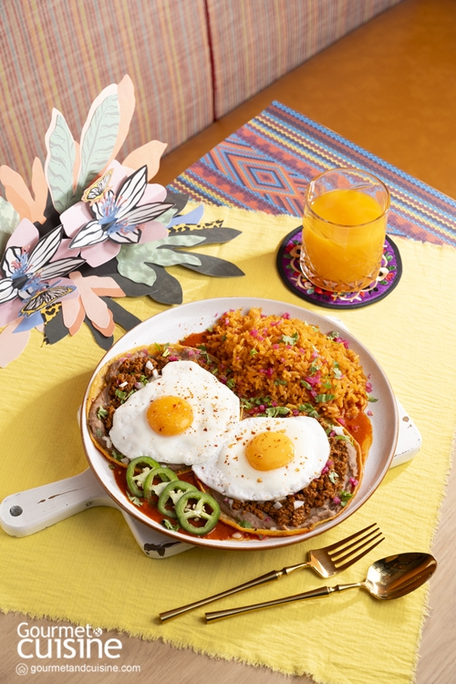 ข้าวเม็กซิกันกับไส้กรอกโชริโซ (Huevos Rancheros Con Chorizo) สูตรโดยเชฟ Billy Bautista แห่งร้าน La Monita